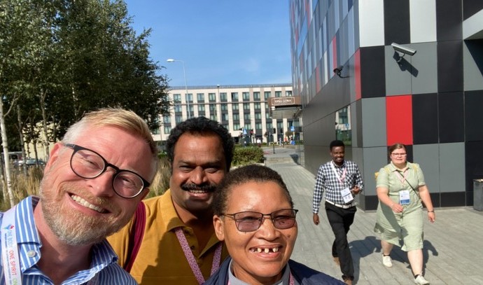 Jacob Duevang Krogh Rasmussen (t.v.) sammen med lutherske præster fra hhv. Indien og Botswana. 
