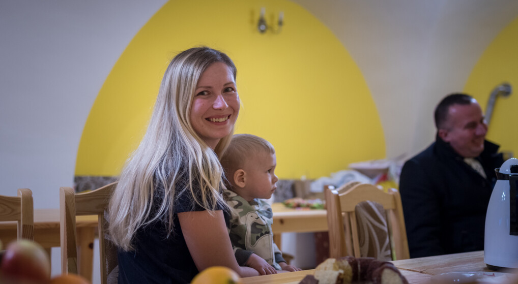 kvinde der sidder med sit barn