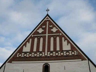 Gavlen på Porvoo Domkirke i Finland, hvorfra Porvoo Erklæringen har fået sit navn. Ornamentikken er ligeledes logo for Porvoo Fællesskabet.