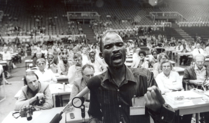 Timothy taler ved en høring om situationen i Sydafrika på Det lutherske Verdensforbunds generalforsamling i Budapest 1984. 