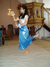 En ung kvinde fra Cambodja danser
