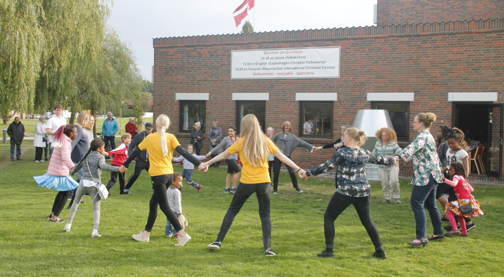 en gruppe mennesker som danser rundt i en ring 