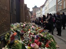Blomsterhav foran Københavns synagoge. Mange mennesker samlet 